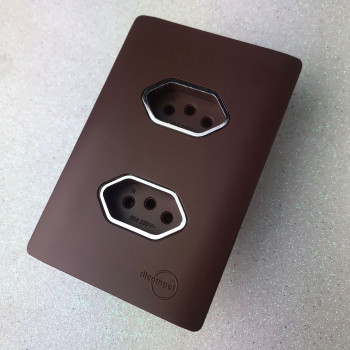 Conjunto Tomada Dupla 10A - Novara Especiais Marrom Fosco Conjunto Tomada Dupla 10A - Novara Especiais Marrom Fosco